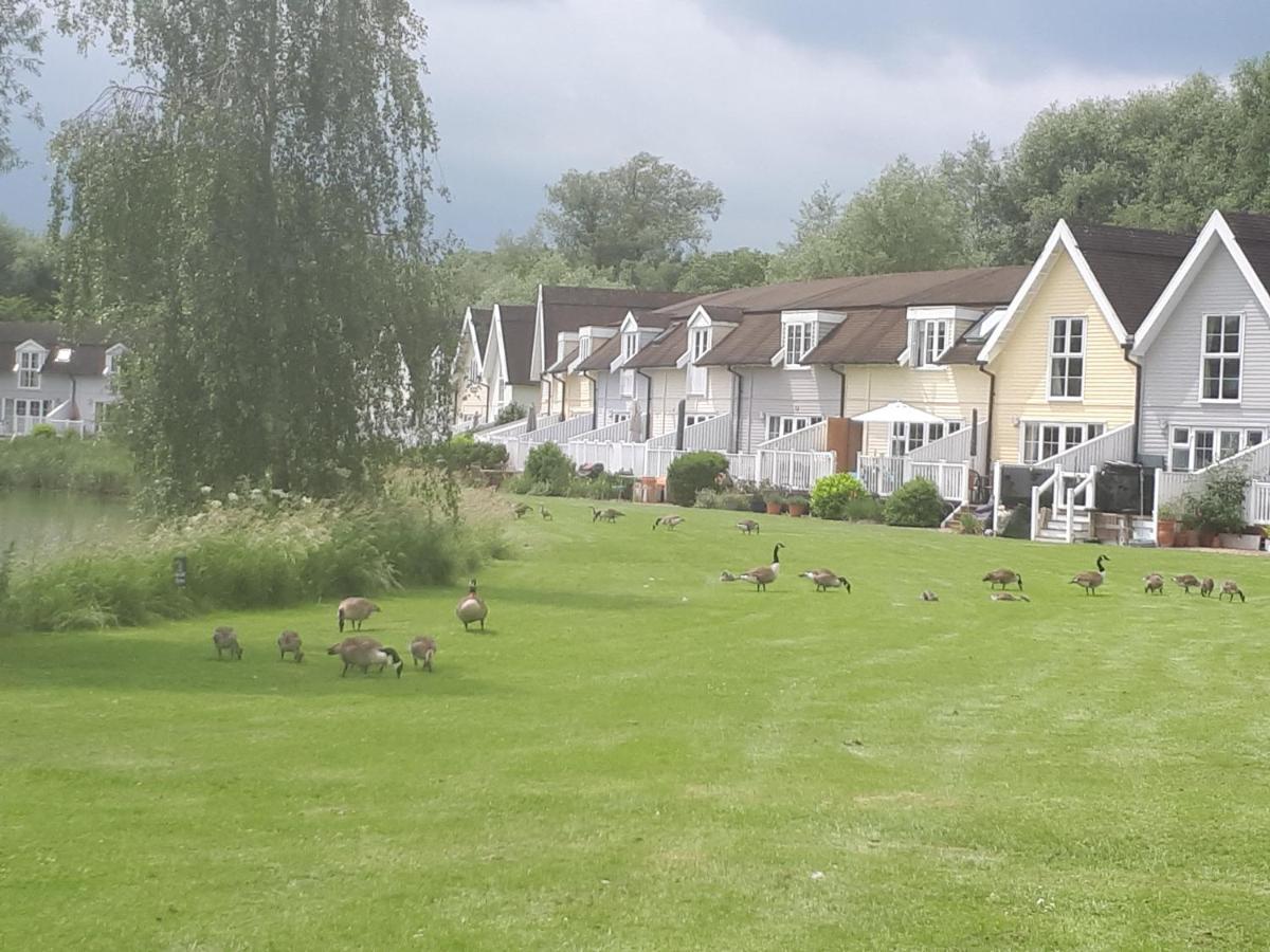 Nyhavn Lakeside Cottage Cirencester Ngoại thất bức ảnh