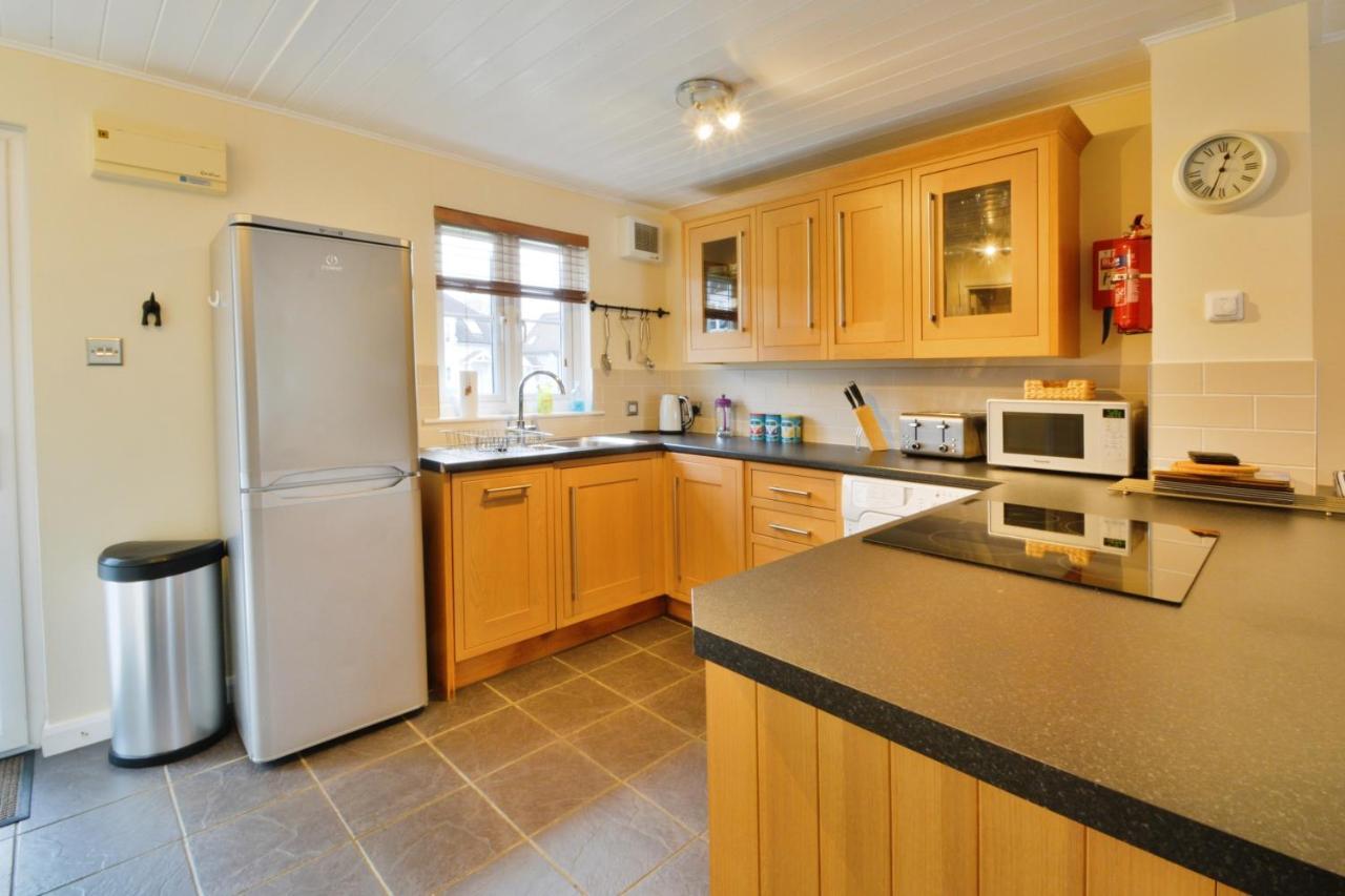 Nyhavn Lakeside Cottage Cirencester Ngoại thất bức ảnh