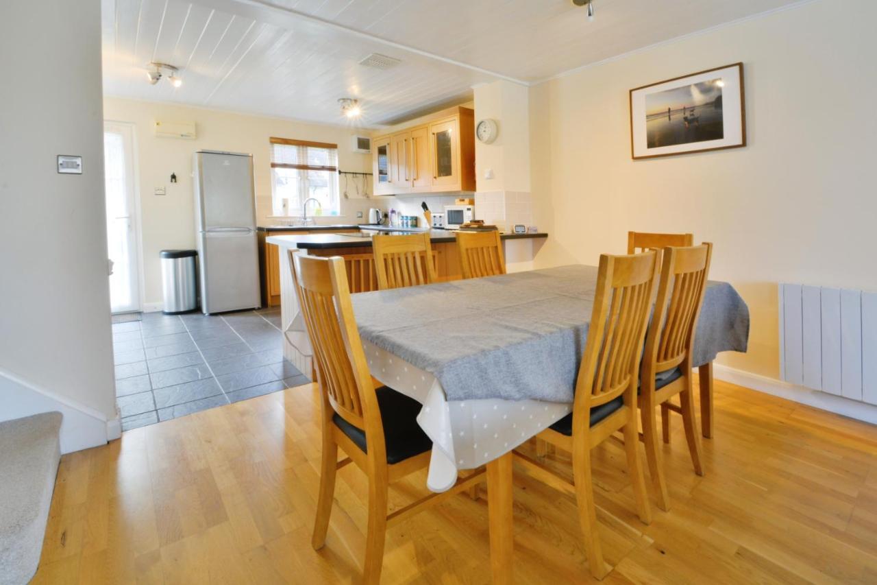 Nyhavn Lakeside Cottage Cirencester Ngoại thất bức ảnh