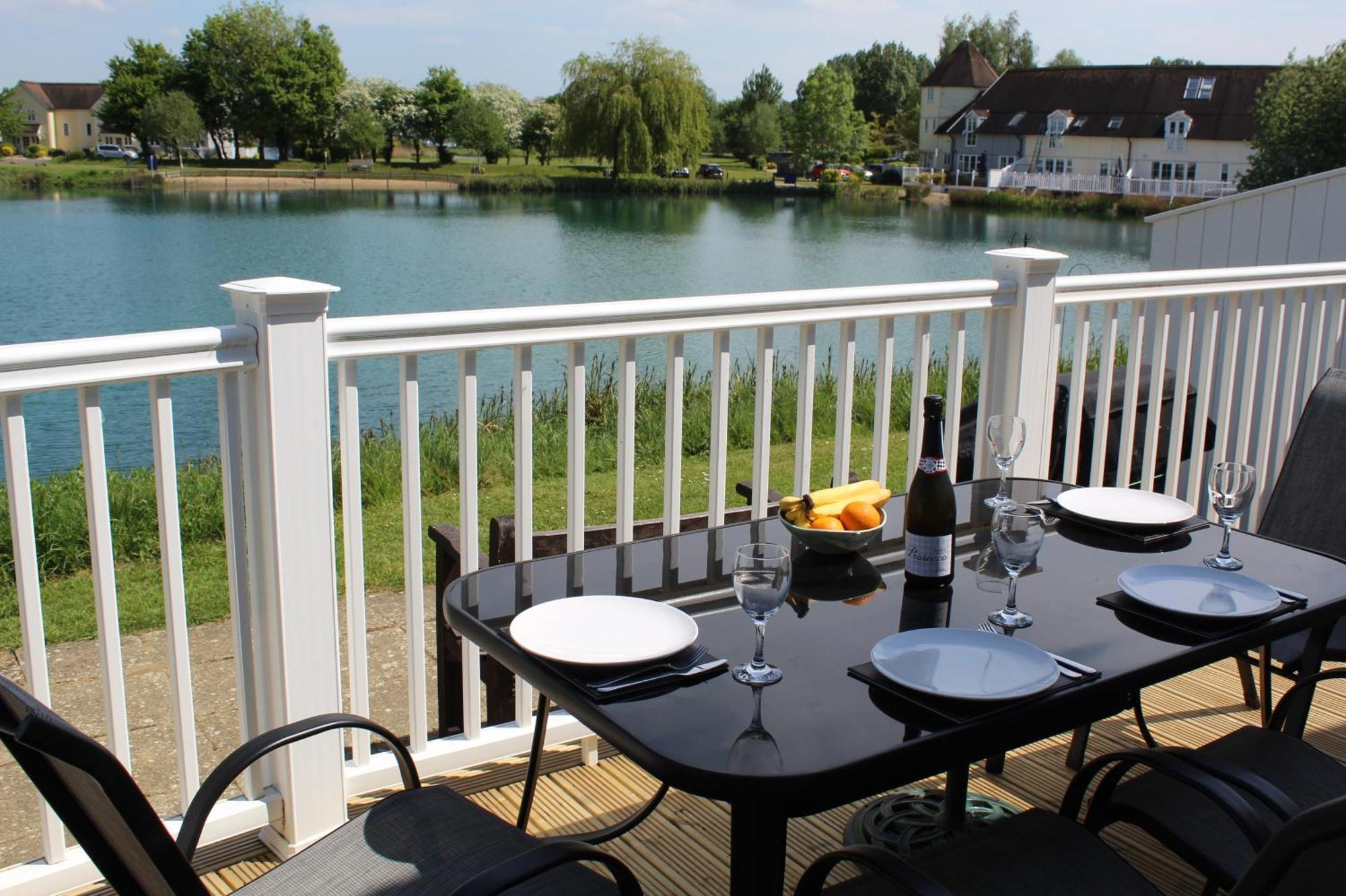 Nyhavn Lakeside Cottage Cirencester Ngoại thất bức ảnh