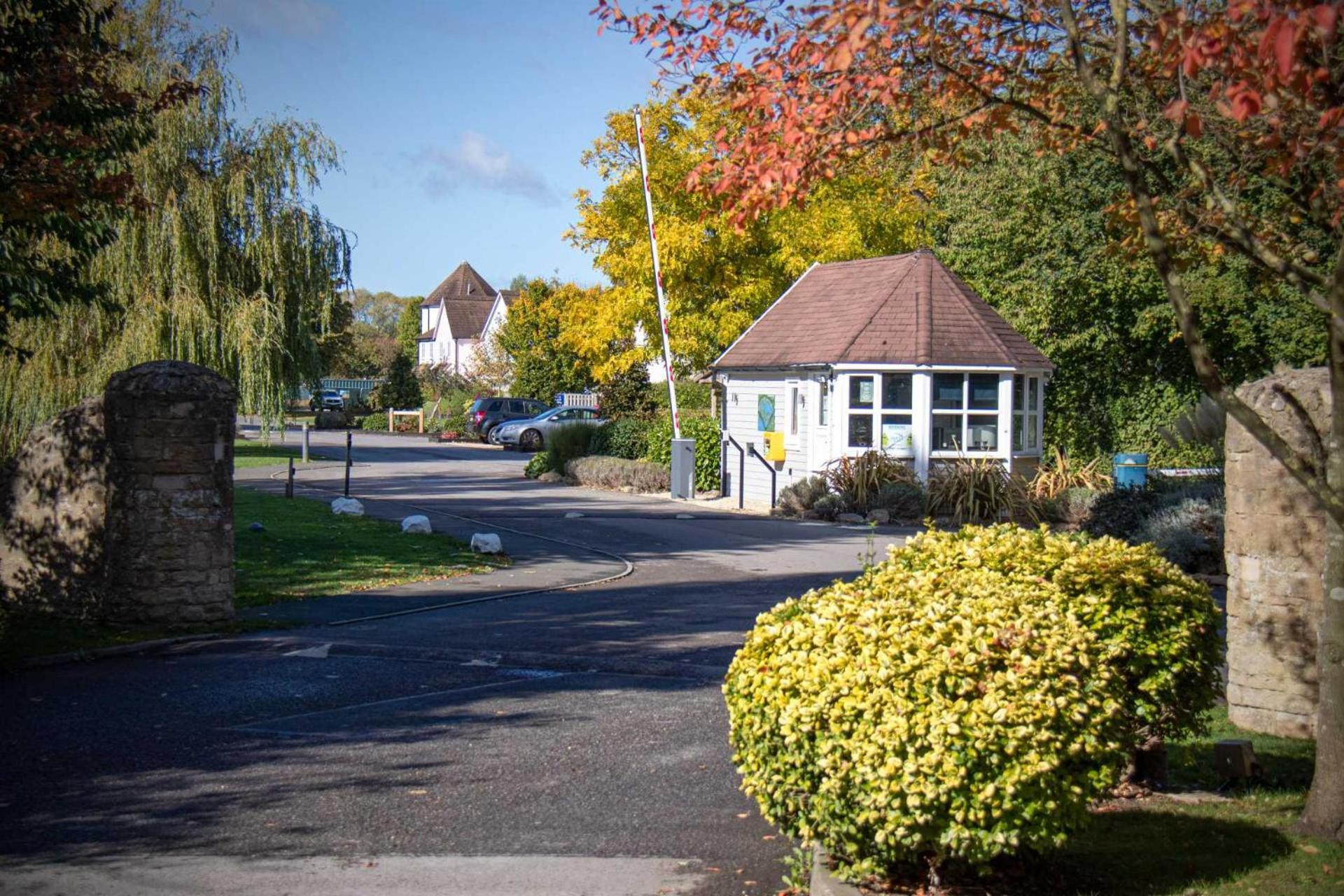 Nyhavn Lakeside Cottage Cirencester Ngoại thất bức ảnh