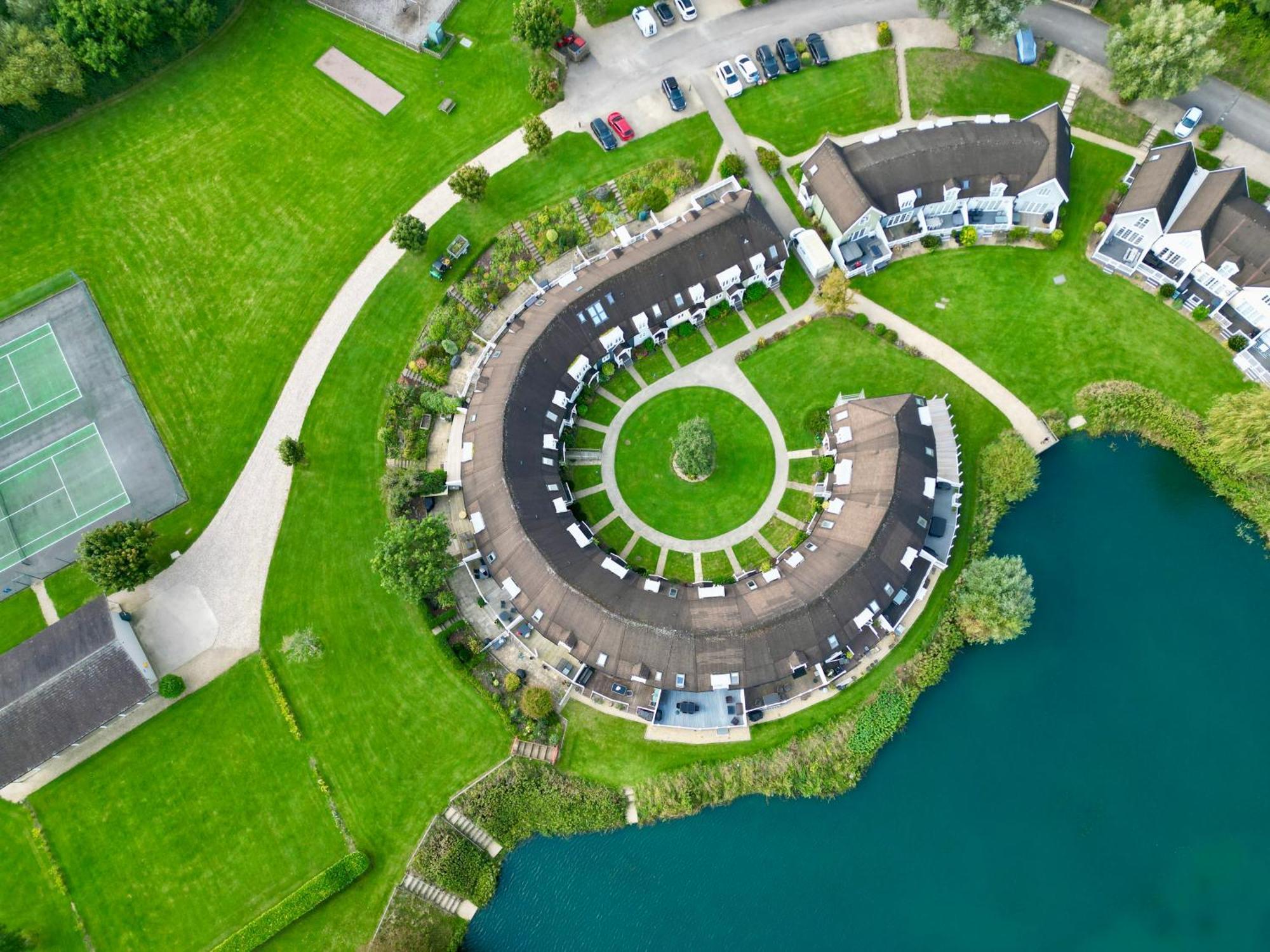 Nyhavn Lakeside Cottage Cirencester Ngoại thất bức ảnh