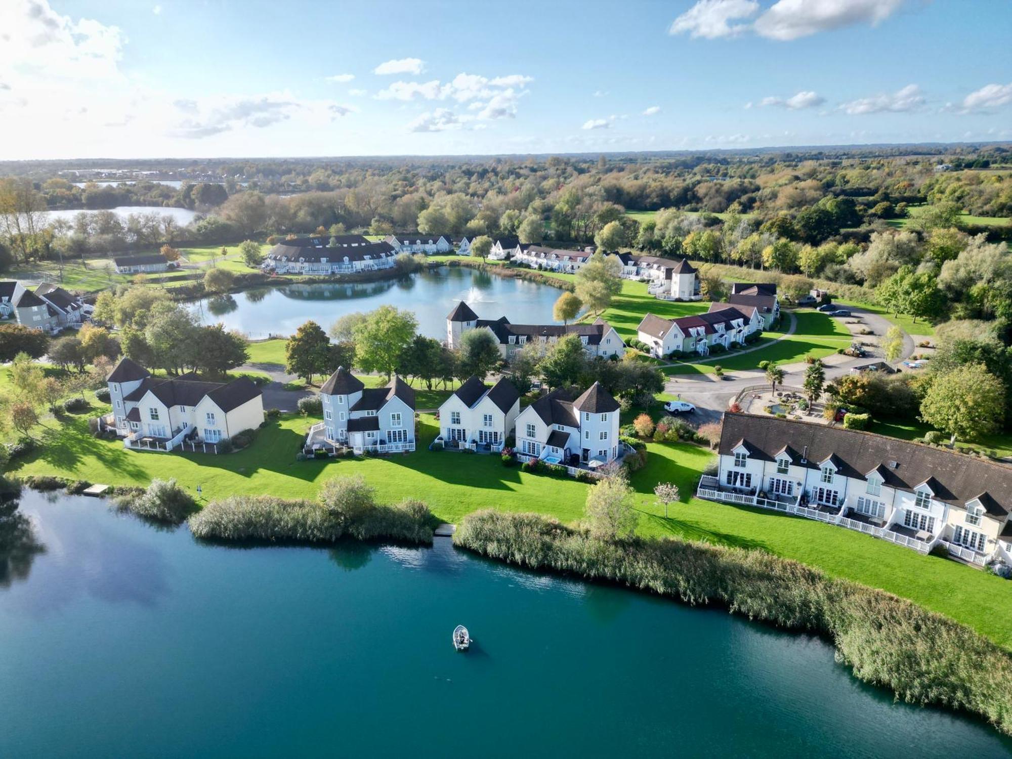 Nyhavn Lakeside Cottage Cirencester Ngoại thất bức ảnh