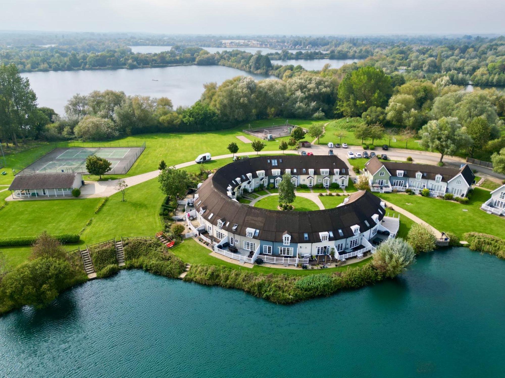 Nyhavn Lakeside Cottage Cirencester Ngoại thất bức ảnh