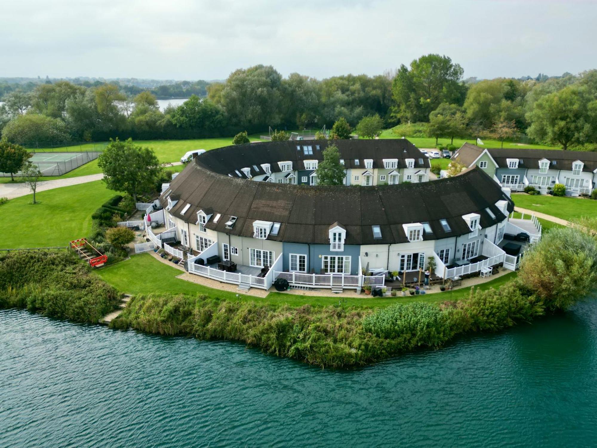 Nyhavn Lakeside Cottage Cirencester Ngoại thất bức ảnh