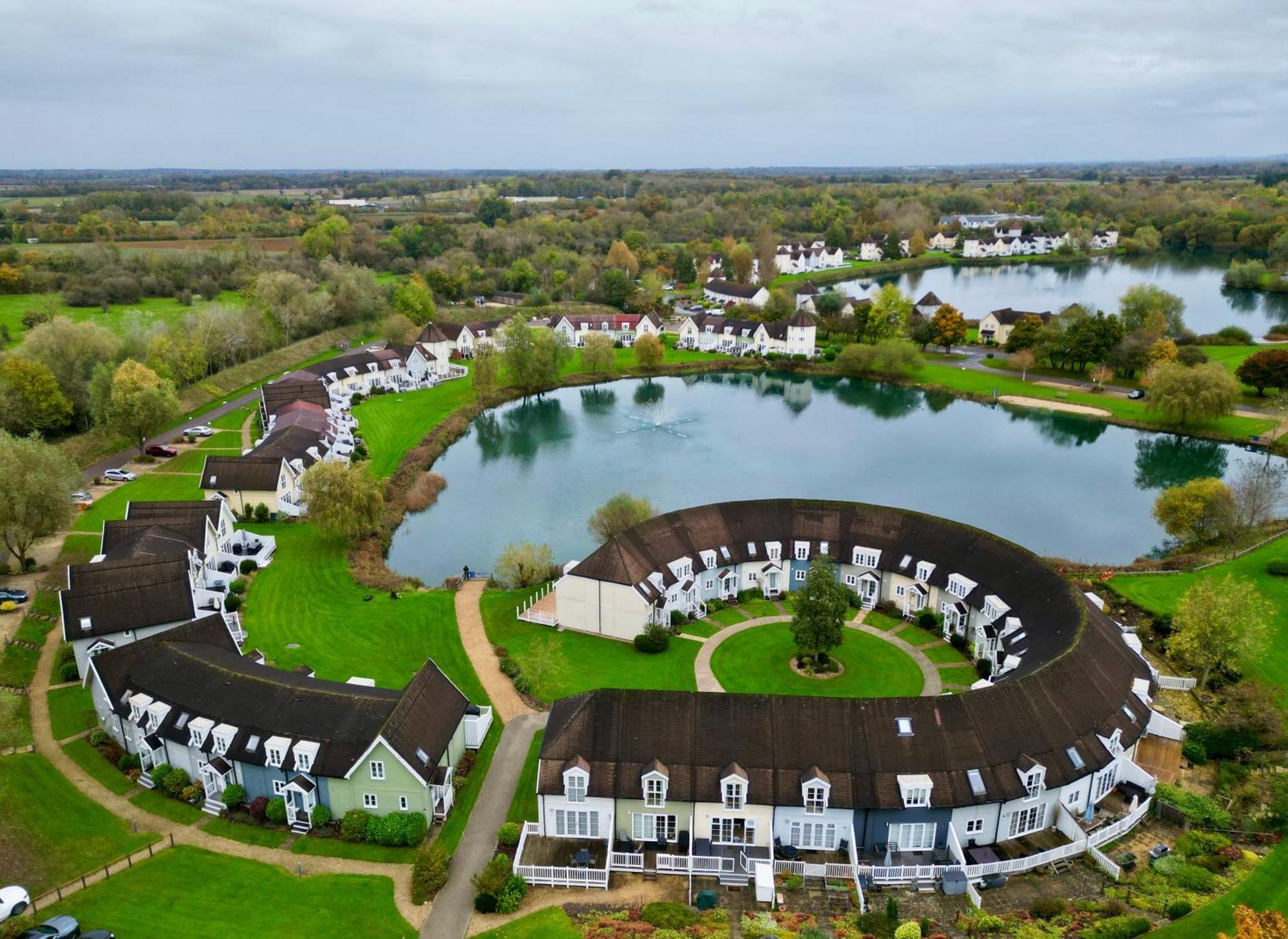 Nyhavn Lakeside Cottage Cirencester Ngoại thất bức ảnh