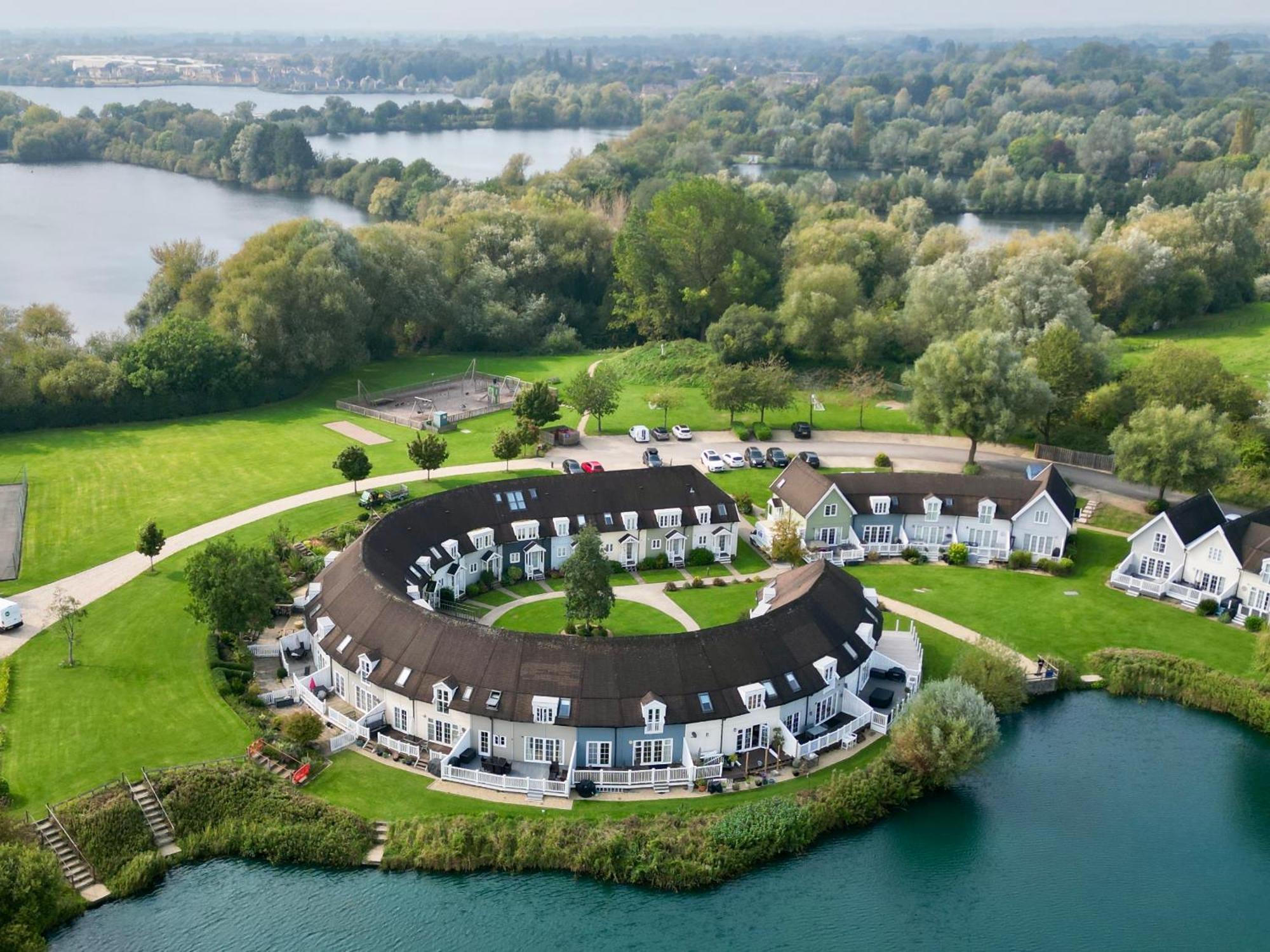 Nyhavn Lakeside Cottage Cirencester Ngoại thất bức ảnh