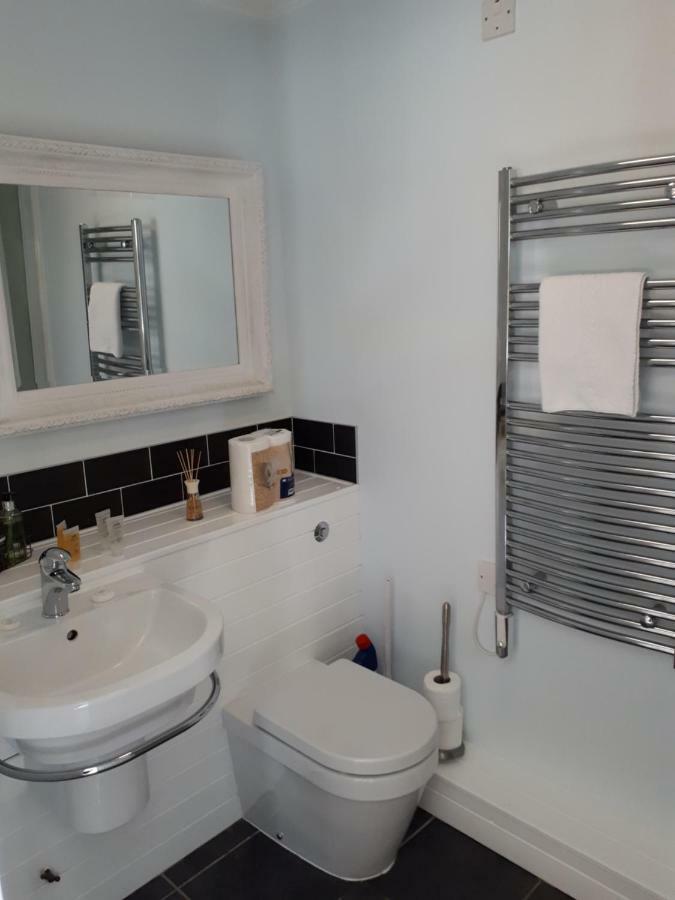 Nyhavn Lakeside Cottage Cirencester Ngoại thất bức ảnh