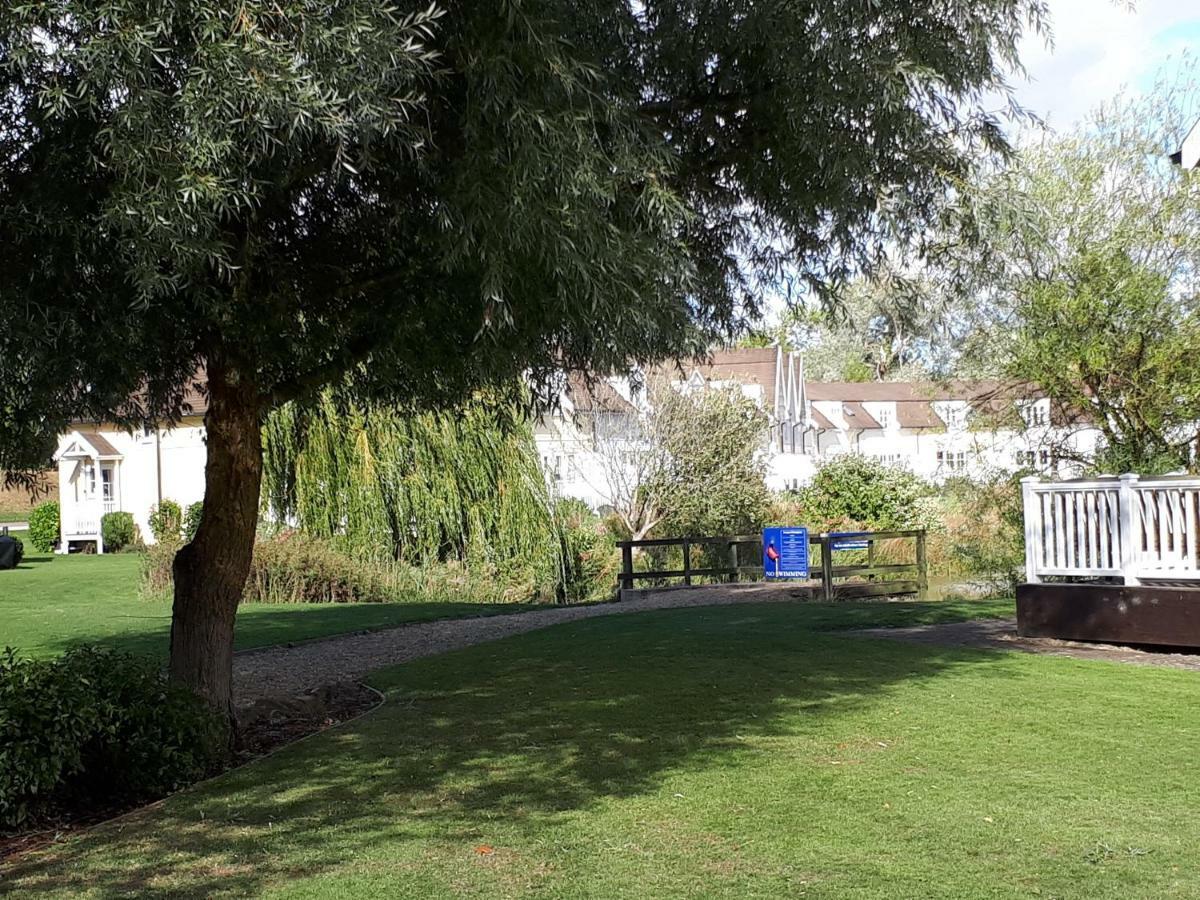 Nyhavn Lakeside Cottage Cirencester Ngoại thất bức ảnh