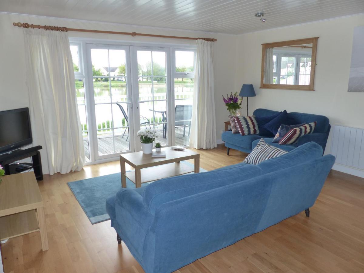 Nyhavn Lakeside Cottage Cirencester Ngoại thất bức ảnh